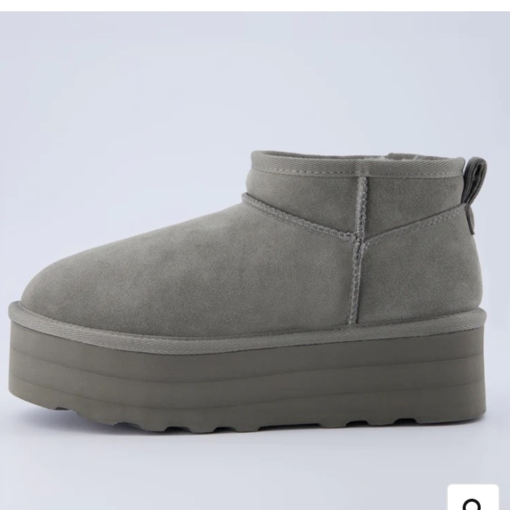 *New In Box*Never Worn* Cushionaire Hippy Cozy platform Boot Brights